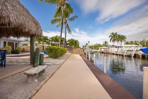 Exterior - 2266 Dolphin Dr, Marathon, FL 33050 photo 4 of 17