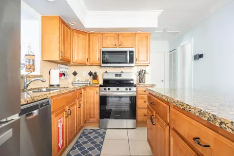 Kitchen - 2266 Dolphin Dr, Marathon, FL 33050 photo 4 of 5