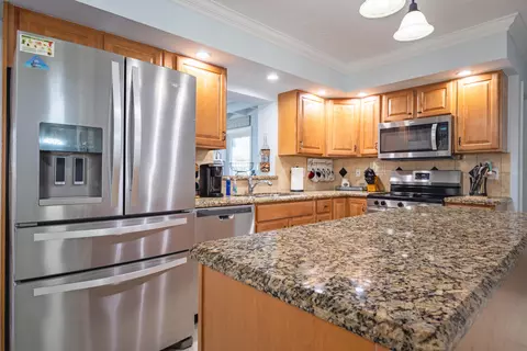 Kitchen - 2266 Dolphin Dr, Marathon, FL 33050 photo 2 of 5