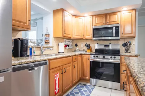 Kitchen - 2266 Dolphin Dr, Marathon, FL 33050 photo 5 of 5