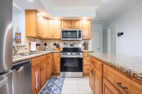 Kitchen - 2266 Dolphin Dr, Marathon, FL 33050 photo 3 of 5