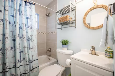 Bath - 2266 Dolphin Dr, Marathon, FL 33050 photo 1 of 4
