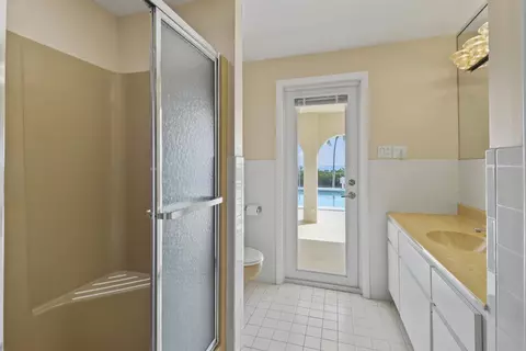 Bath - 341 E Seaview Dr, Marathon, FL 33050 photo 3 of 3