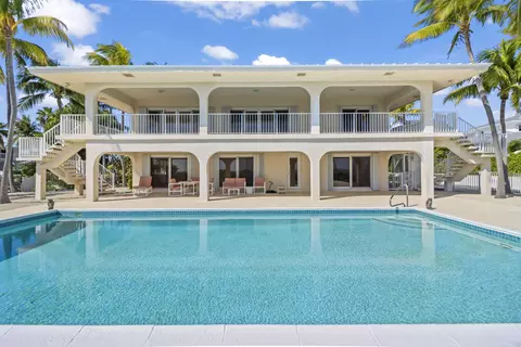 Exterior - 341 E Seaview Dr, Marathon, FL 33050 photo 7 of 8