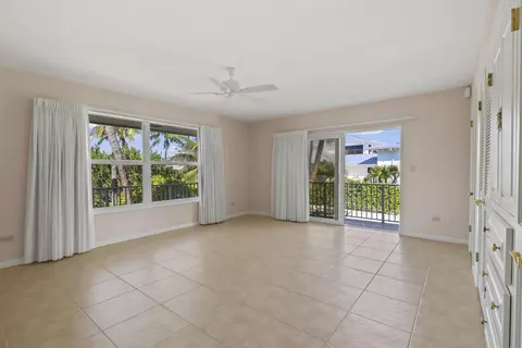 Living - 341 E Seaview Dr, Marathon, FL 33050 photo 4 of 9