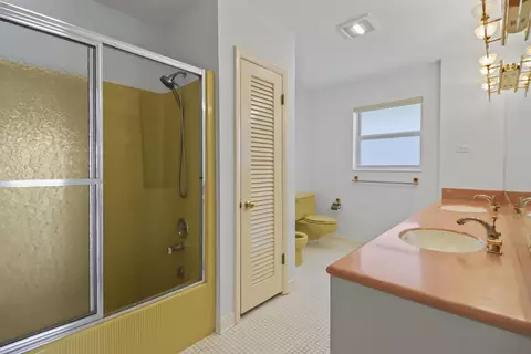 Bath - 341 E Seaview Dr, Marathon, FL 33050 photo 2 of 3