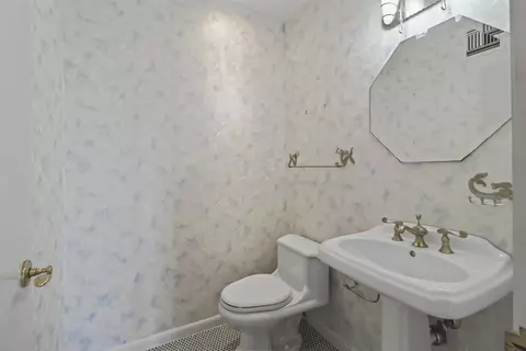 Bath - 341 E Seaview Dr, Marathon, FL 33050 photo 1 of 3