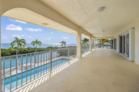Exterior - 341 E Seaview Dr, Marathon, FL 33050 photo 2 of 8