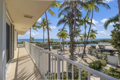 Exterior - 341 E Seaview Dr, Marathon, FL 33050 photo 3 of 8