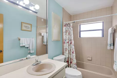 Bath - 580 9th St #KEY colony, Key Colony Beach, FL 33051 photo 2 of 2