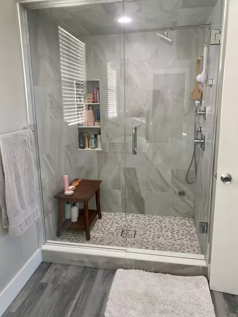 Bath - 4 Evergreen Ct, Key Haven, FL 33040 photo 2 of 4