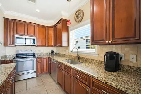 Kitchen - 183 Star Ln, Key West, FL 33040 photo 5 of 8