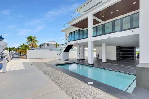 Exterior - 141 Grassy Rd, Key Largo, FL 33037 photo 2 of 8