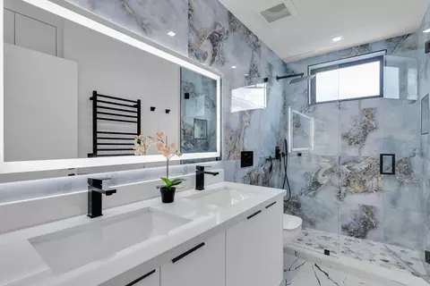 Bath - 141 Grassy Rd, Key Largo, FL 33037 photo 3 of 6