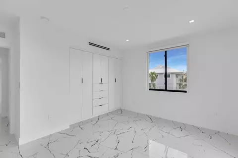 Bedroom - 141 Grassy Rd, Key Largo, FL 33037 photo 4 of 11