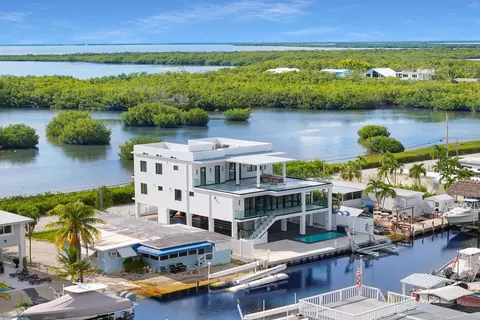 View/Area - 141 Grassy Rd, Key Largo, FL 33037 photo 4 of 9