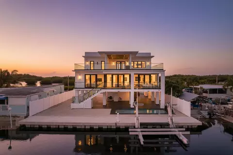 Exterior - 141 Grassy Rd, Key Largo, FL 33037 photo 6 of 8