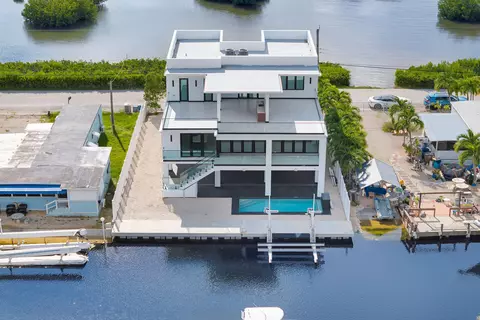 View/Area - 141 Grassy Rd, Key Largo, FL 33037 photo 2 of 9