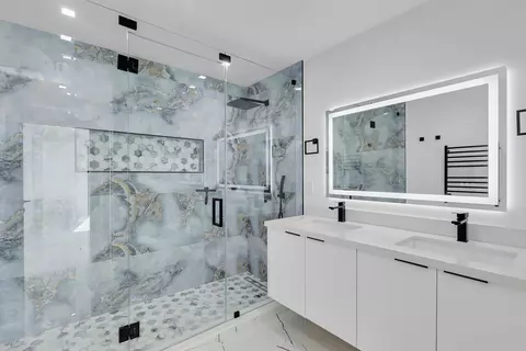 Bath - 141 Grassy Rd, Key Largo, FL 33037 photo 2 of 6
