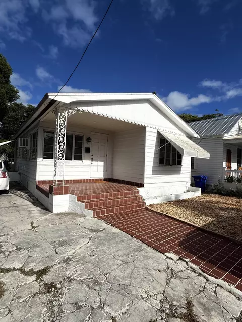 Exterior - 1 2 Aronovitz Ln, Key West, FL 33040 photo 2 of 7