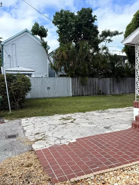 Exterior - 1 2 Aronovitz Ln, Key West, FL 33040 photo 3 of 7