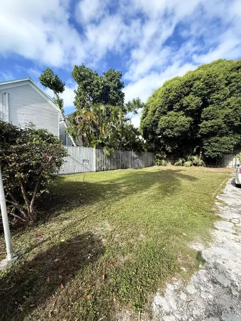 Exterior - 1 2 Aronovitz Ln, Key West, FL 33040 photo 5 of 7