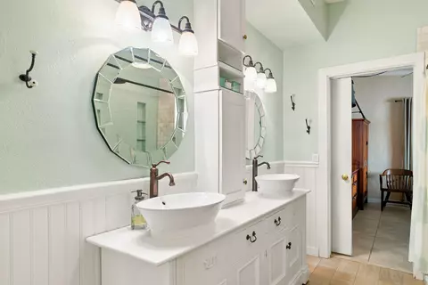 Bath - 412 3rd St, Key Largo, FL 33037 photo 2 of 3
