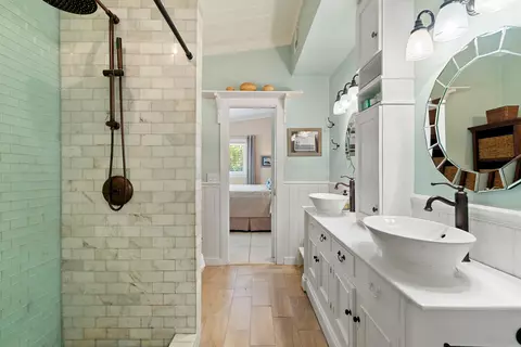 Bath - 412 3rd St, Key Largo, FL 33037 photo 3 of 3