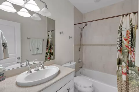 Bath - 570 9th St #KEY colony, Key Colony Beach, FL 33051 photo 4 of 4