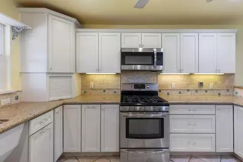 Kitchen - 3672 Fox St, Big Pine Key, FL 33043 photo 2 of 4