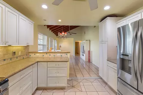Kitchen - 3672 Fox St, Big Pine Key, FL 33043 photo 4 of 4