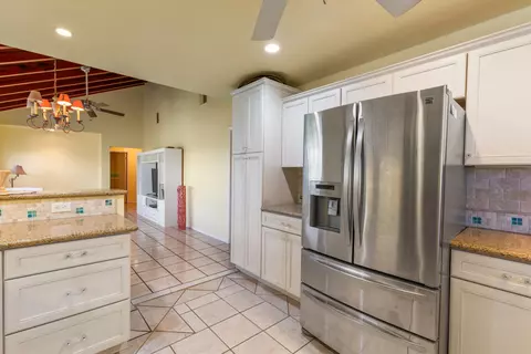 Kitchen - 3672 Fox St, Big Pine Key, FL 33043 photo 3 of 4