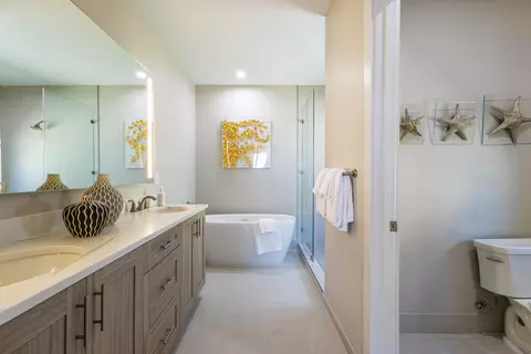 Bath - 48 E Playa Largo Blvd, Key Largo, FL 33037 photo 1 of 1