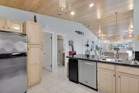 Kitchen - 651 9th St #KEY colony, Key Colony Beach, FL 33051 photo 4 of 4