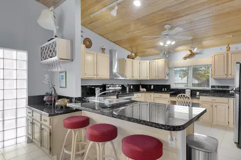 Kitchen - 651 9th St #KEY colony, Key Colony Beach, FL 33051 photo 2 of 4
