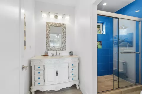 Bath - 101 Oleander Cir, Key Largo, FL 33037 photo 6 of 14