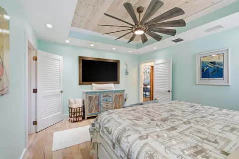 Bedroom - 101 Oleander Cir, Key Largo, FL 33037 photo 2 of 13