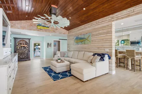 Living - 101 Oleander Cir, Key Largo, FL 33037 photo 3 of 5