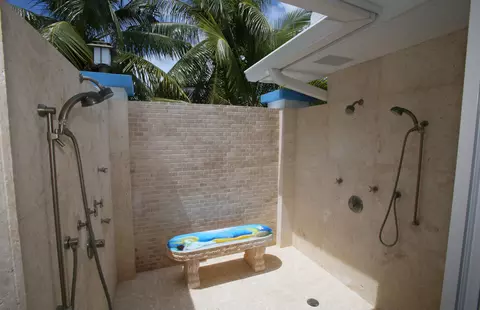 Bath - 101 Oleander Cir, Key Largo, FL 33037 photo 4 of 14