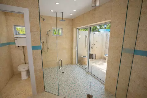 Bath - 101 Oleander Cir, Key Largo, FL 33037 photo 2 of 14