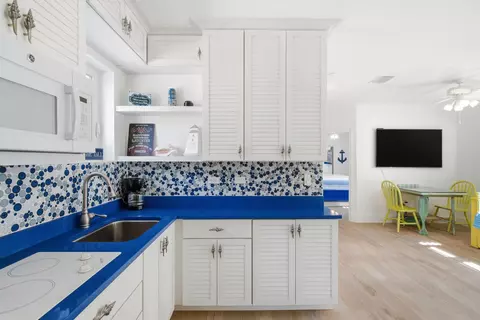 Kitchen - 101 Oleander Cir, Key Largo, FL 33037 photo 12 of 16