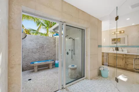 Bath - 101 Oleander Cir, Key Largo, FL 33037 photo 3 of 14