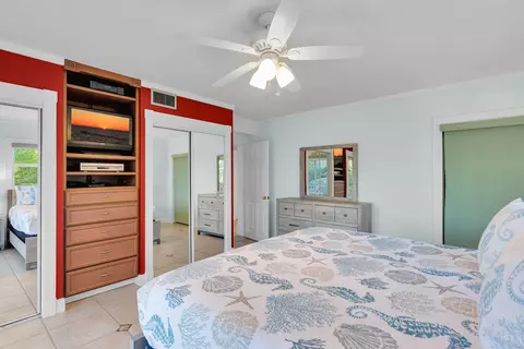 Bedroom - 35 Mutiny Pl, Key Largo, FL 33037 photo 4 of 10