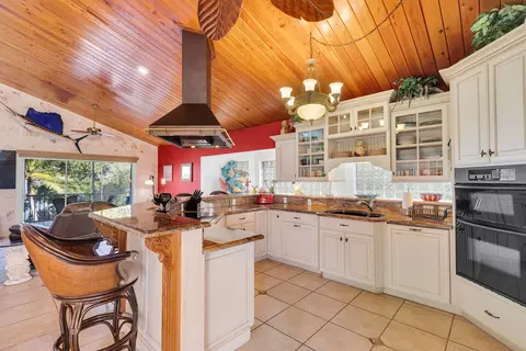 Kitchen - 35 Mutiny Pl, Key Largo, FL 33037 photo 2 of 4
