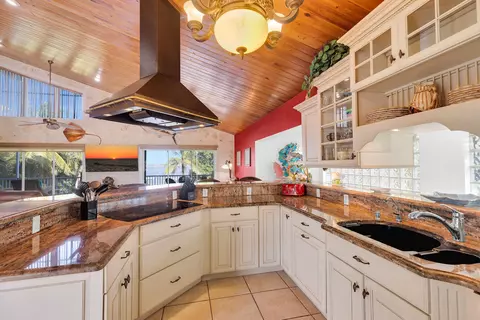 Kitchen - 35 Mutiny Pl, Key Largo, FL 33037 photo 3 of 4