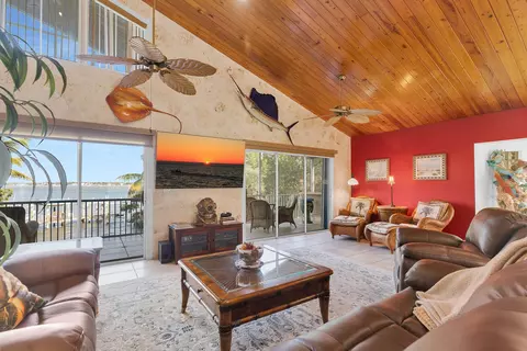 Living - 35 Mutiny Pl, Key Largo, FL 33037 photo 2 of 4