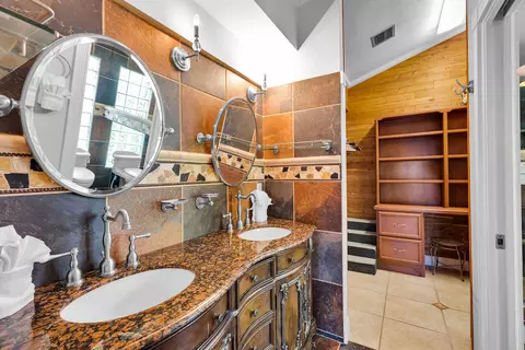 Bath - 35 Mutiny Pl, Key Largo, FL 33037 photo 2 of 3