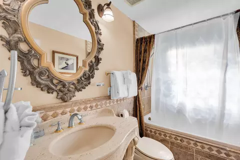 Bath - 35 Mutiny Pl, Key Largo, FL 33037 photo 1 of 3
