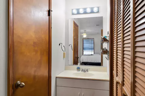 Bath - 175 E Cahill Ct, Big Pine Key, FL 33043 photo 1 of 4