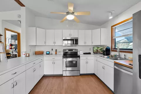 Kitchen - 175 E Cahill Ct, Big Pine Key, FL 33043 photo 4 of 4